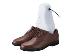 パナソニック、コンパクトで玄関や靴箱に収納できる「靴脱臭機