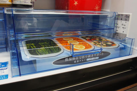 シャープ、奥行きスリムな457Lプラズマクラスター冷蔵庫。2段チルド