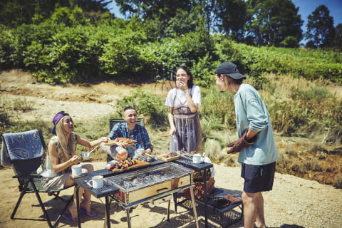 コールマン、肉焼き担当が孤立しないBBQテーブル - 家電 Watch