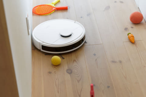 最新ロボット掃除機は小さい物も避けられる? ゴミ捨ての手間も減らす