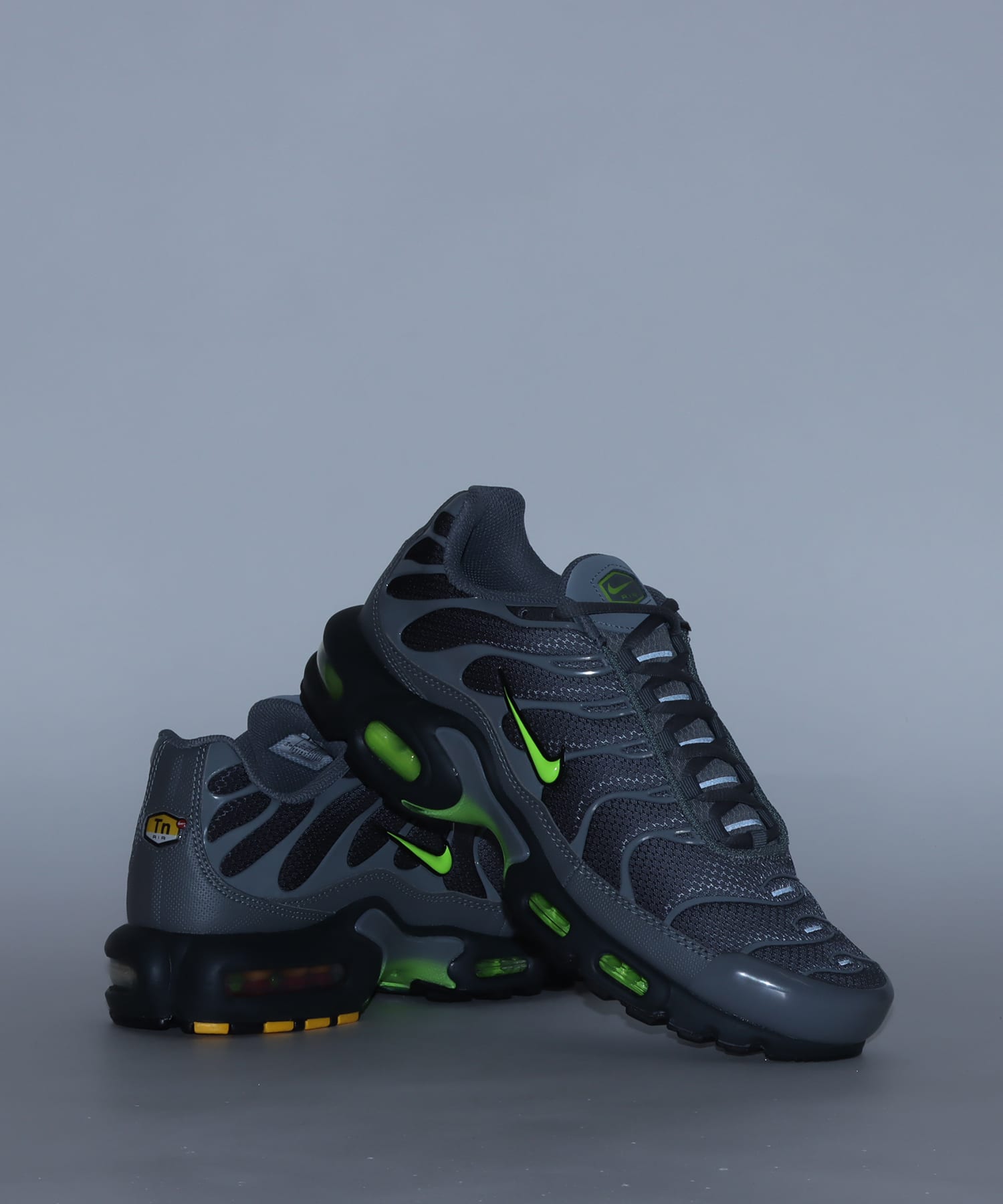 NIKE AIR MAX PLUS SMOKE GREY/VOLT-DK SMOKE GREY-BLACK（ナイキ エア