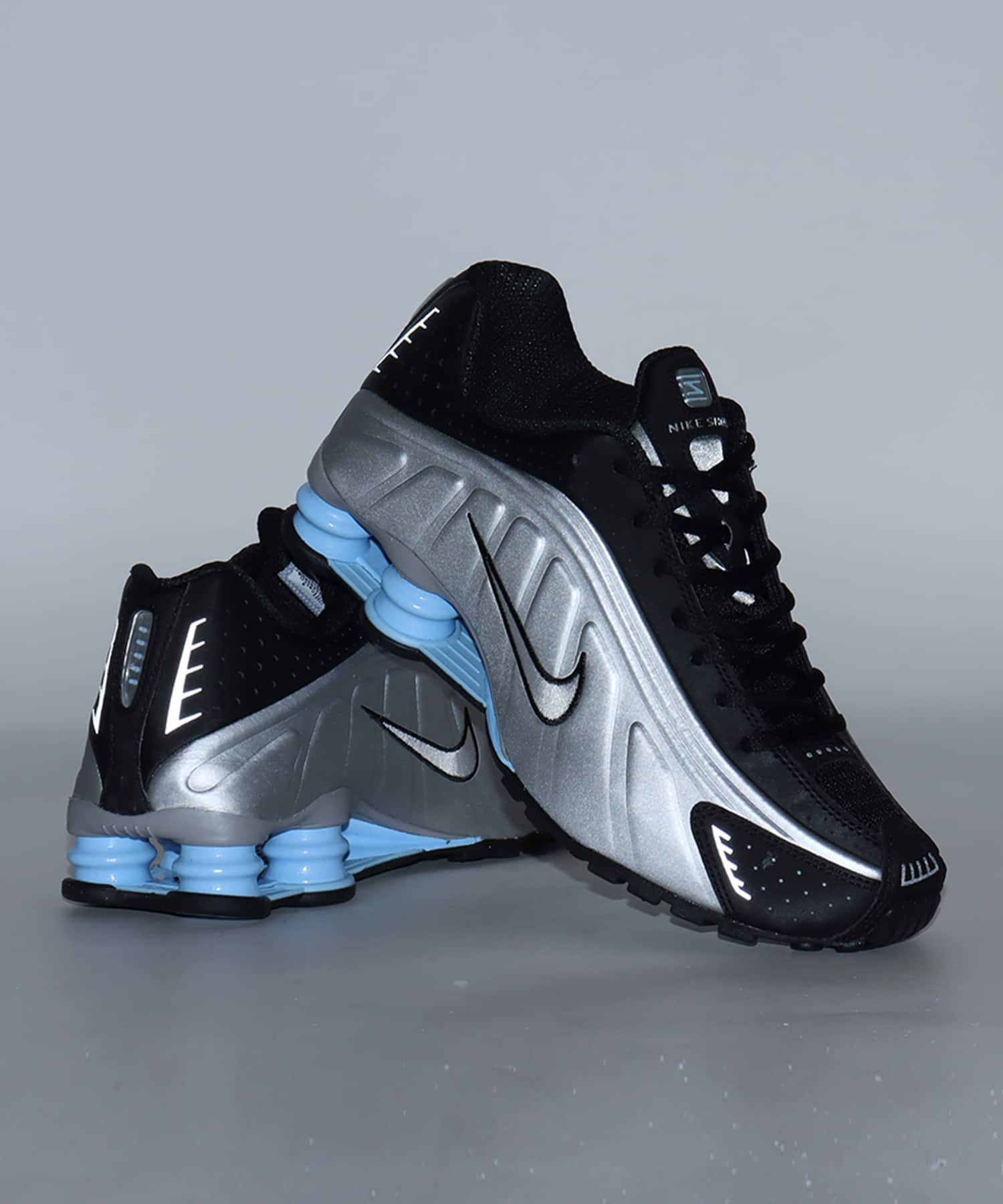 NIKE SHOX R4 METALLIC SILVER/METALLIC SILVER-BLACK（ナイキ