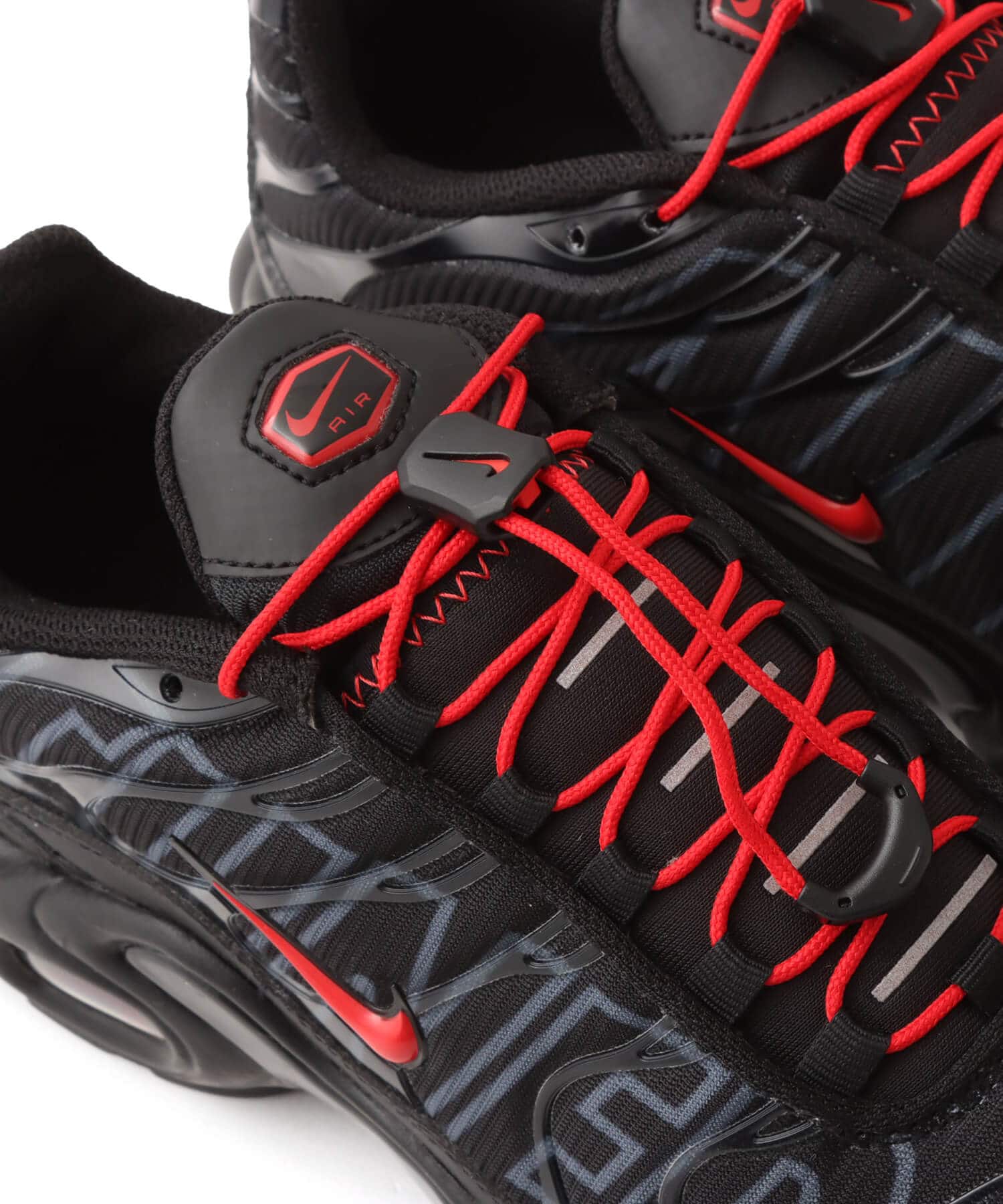 NIKE AIR MAX PLUS BLACK/UNIVERSITY RED-WOLF GREY（ナイキ エア