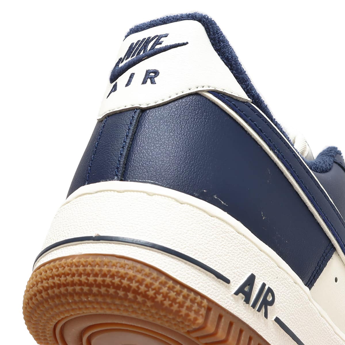 NIKE AIR FORCE 1 '07 LV8 SAIL/MIDNIGHT NAVY-GUM MED BROWN（ナイキ