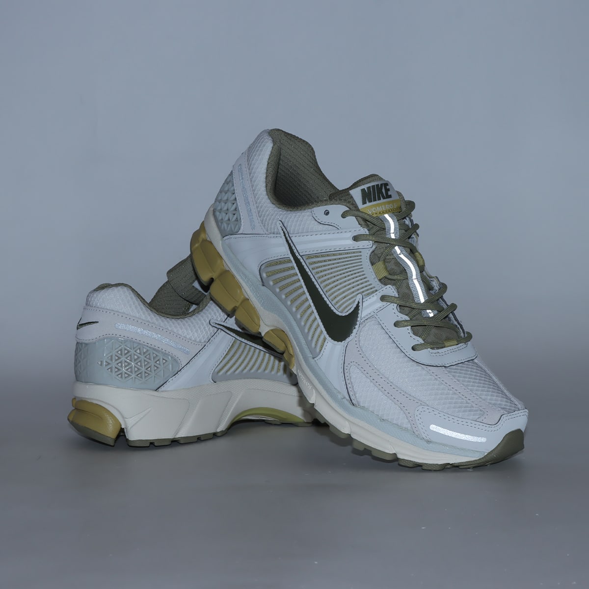 NIKE ZOOM VOMERO 5 LIGHT BONE/MEDIUM OLIVE-NEUTRAL OLIVE（ナイキ
