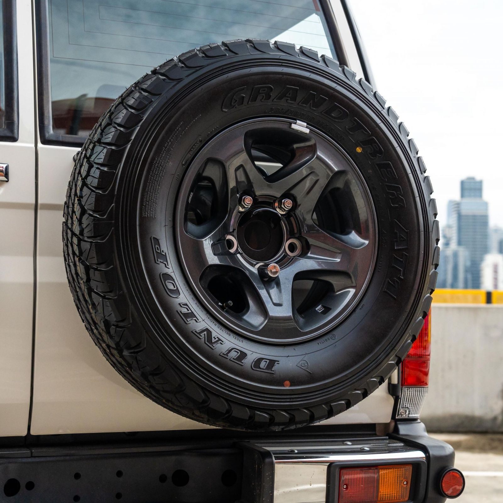 海外トヨタ純正品】ランクル 70 スペア キャリア ブラケット 背面