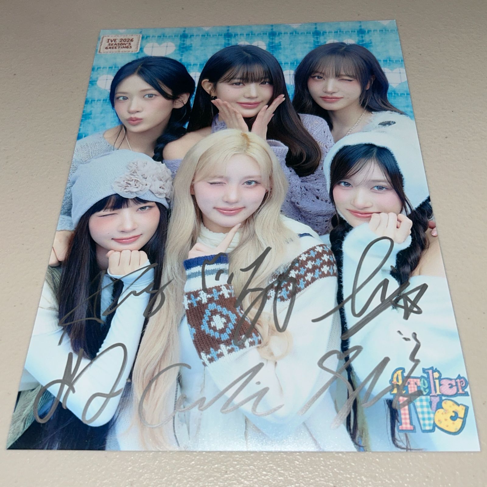 専用◎IVE 直筆サイン「2026シーグリ」スチール写真(A4サイズ) - メルカリ