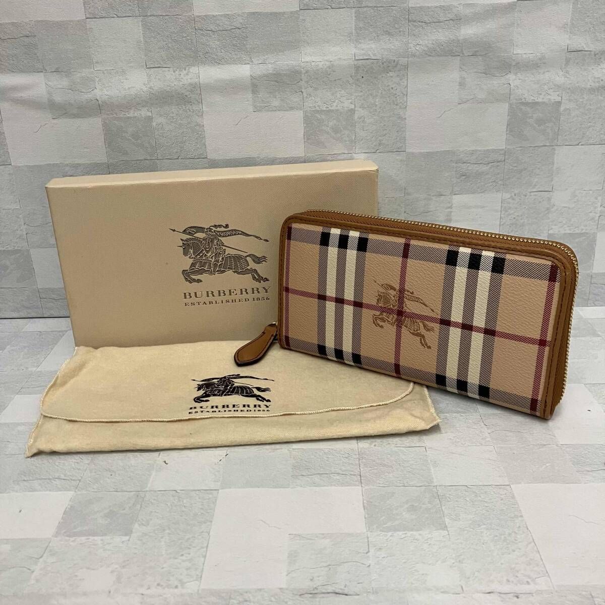 良品 バーバリー ベージュ系チェック柄 ブラック 長財布 ラウンド