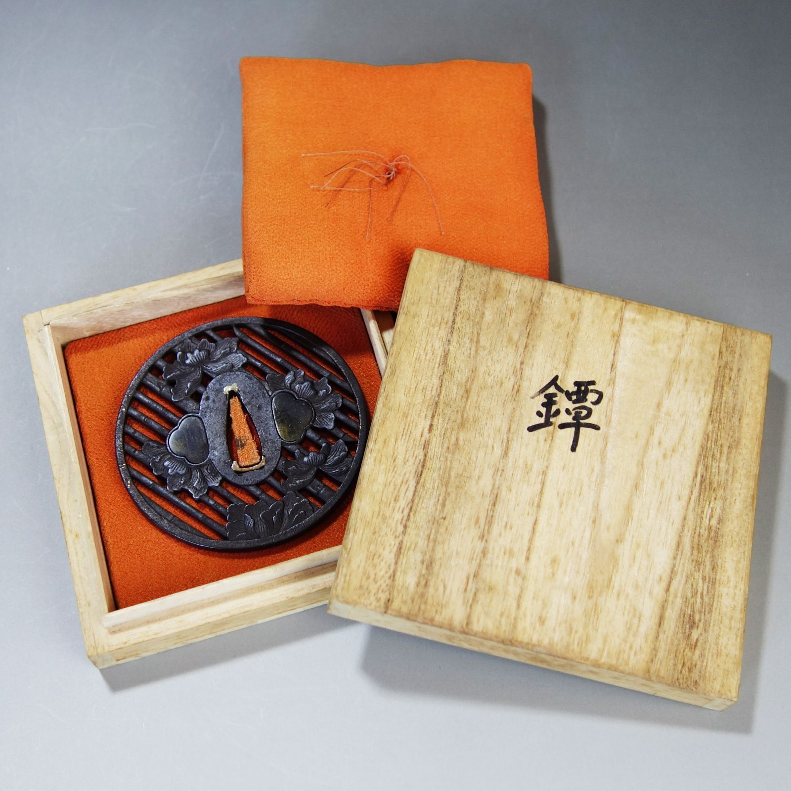 骨董逸品【竹斜格子に牡丹花透鍔 鉄地】(鍔箱・布団付き) 日本刀 刀
