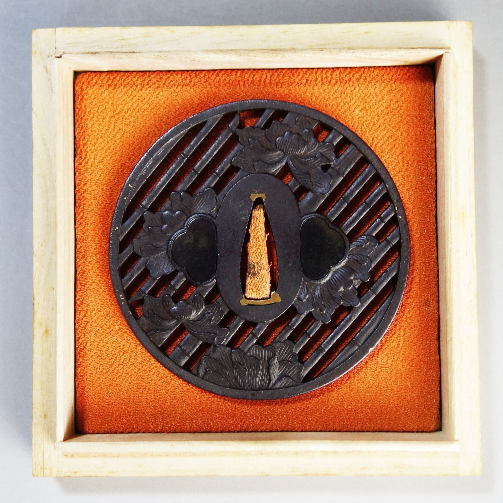 骨董逸品【竹斜格子に牡丹花透鍔 鉄地】(鍔箱・布団付き) 日本刀 刀