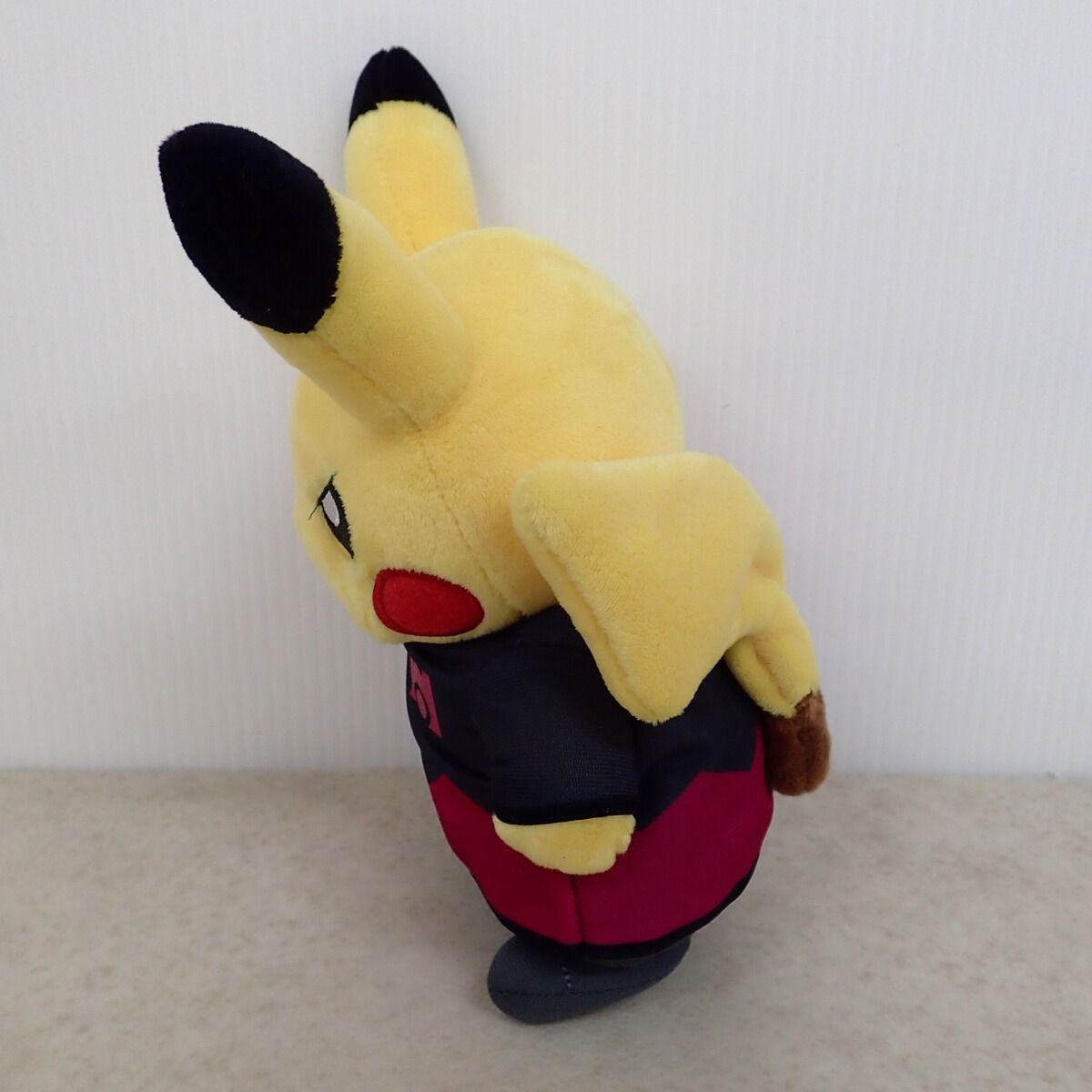 ポケモンセンター ぬいぐるみ ボスごっこピカチュウM マグマ団