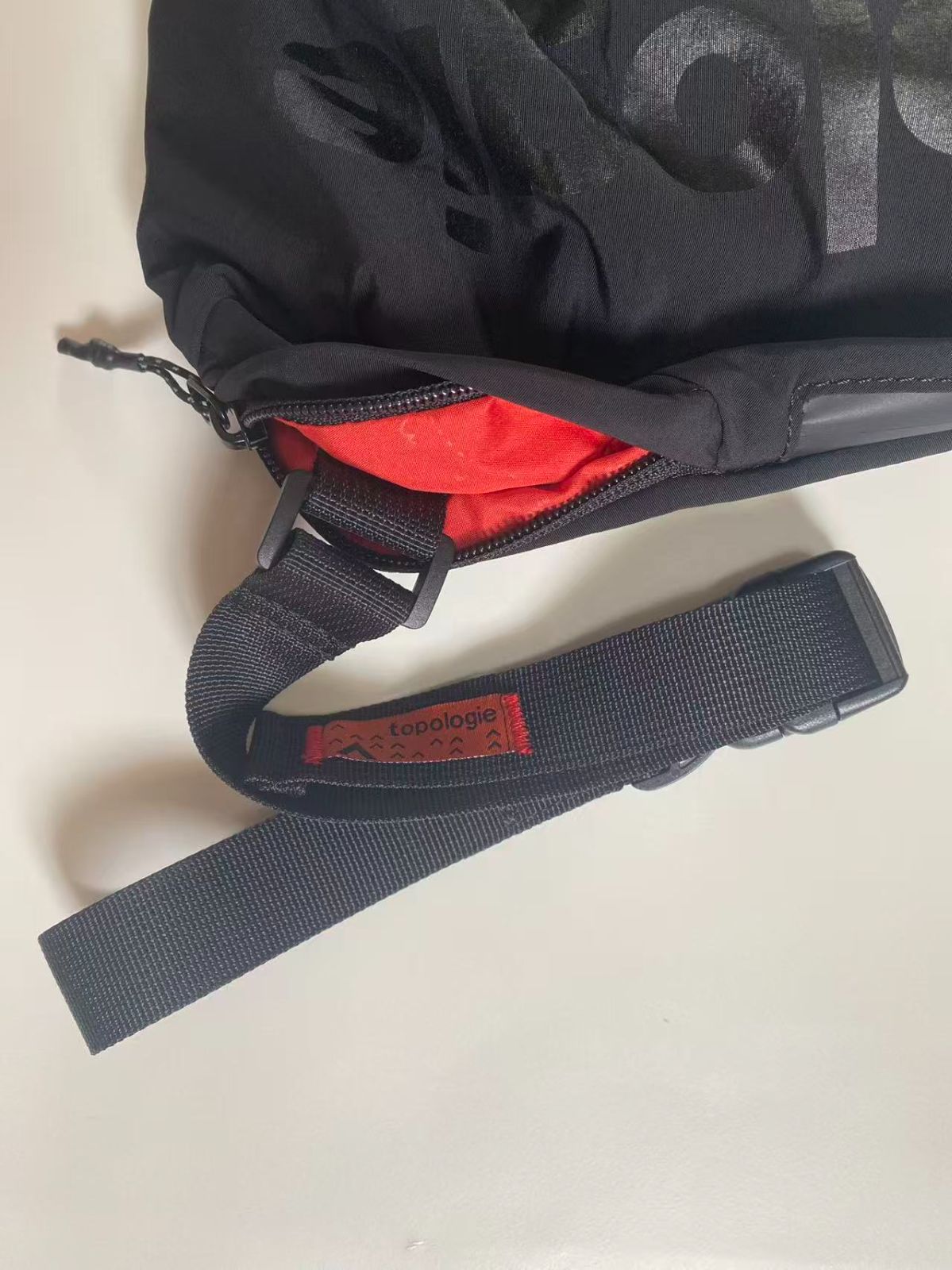 topologie Sling トライアングル メッセンジャーバッグ スモール