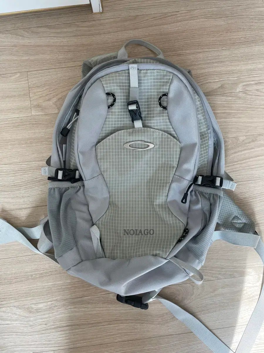 ノイアゴー ナイロン デイリー バックパック ライト グレー バッグ