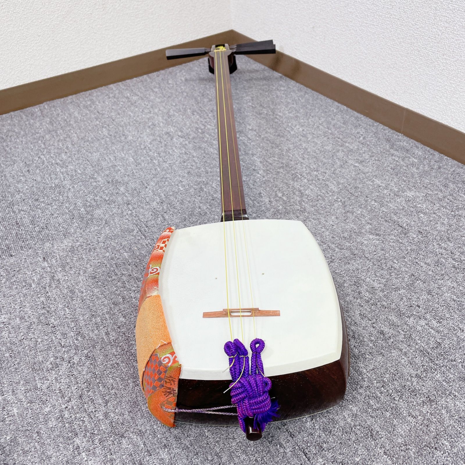 三味線 中棹 一本溝 東さわり 紅木 綾杉彫り胴 和楽器 - メルカリ