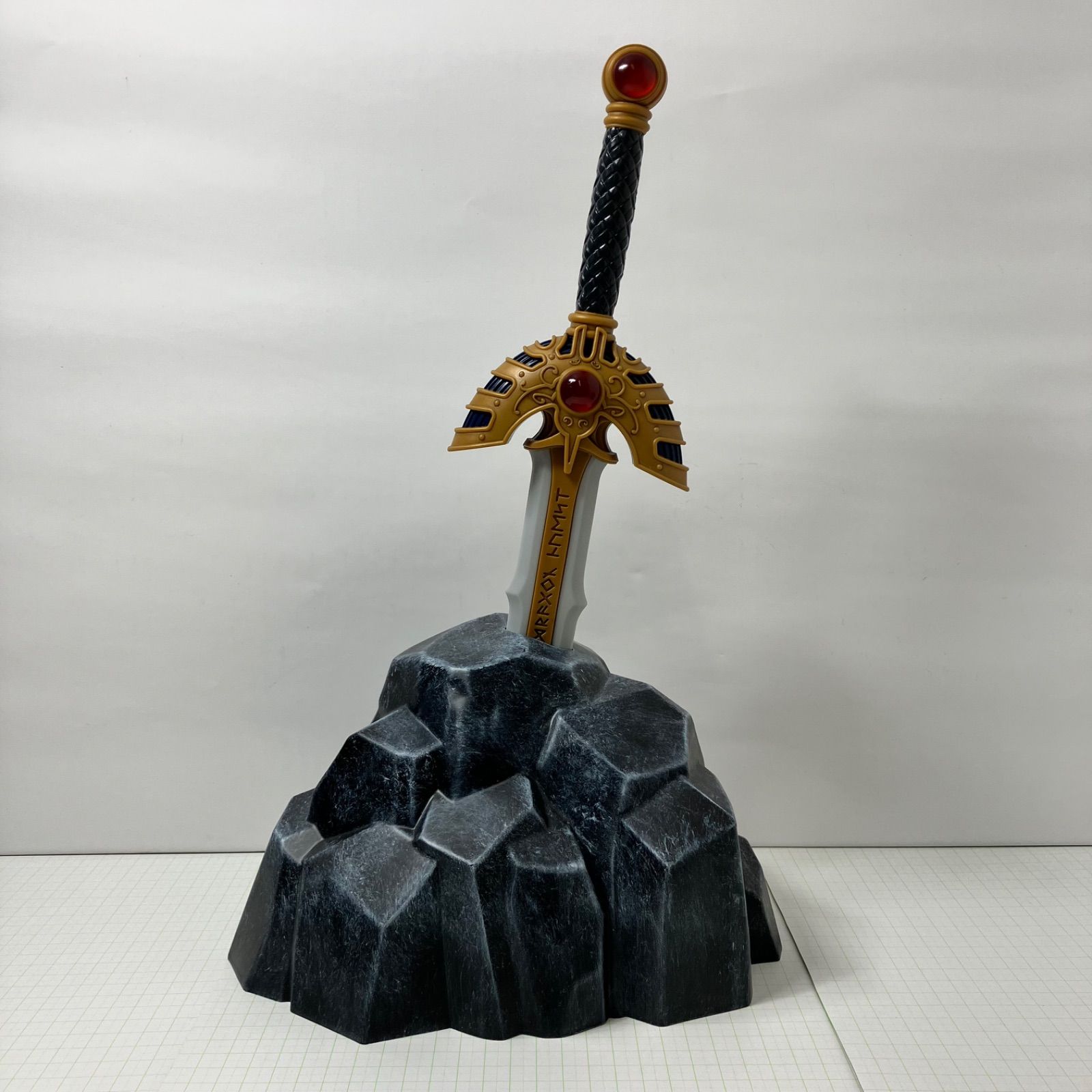 瀬戸店】伝説の勇者賞 ロトの剣～岩台座付き～ ドラゴンクエスト