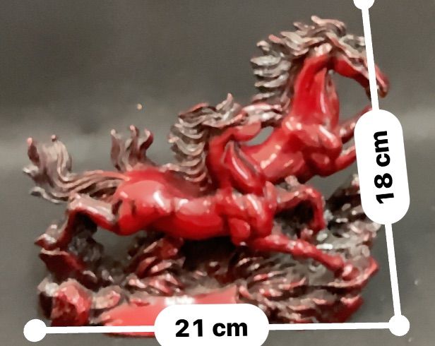 赤い馬の彫刻 木製？ 置物 幅約21cm 高さ約18cm 開運 風水 - メルカリ