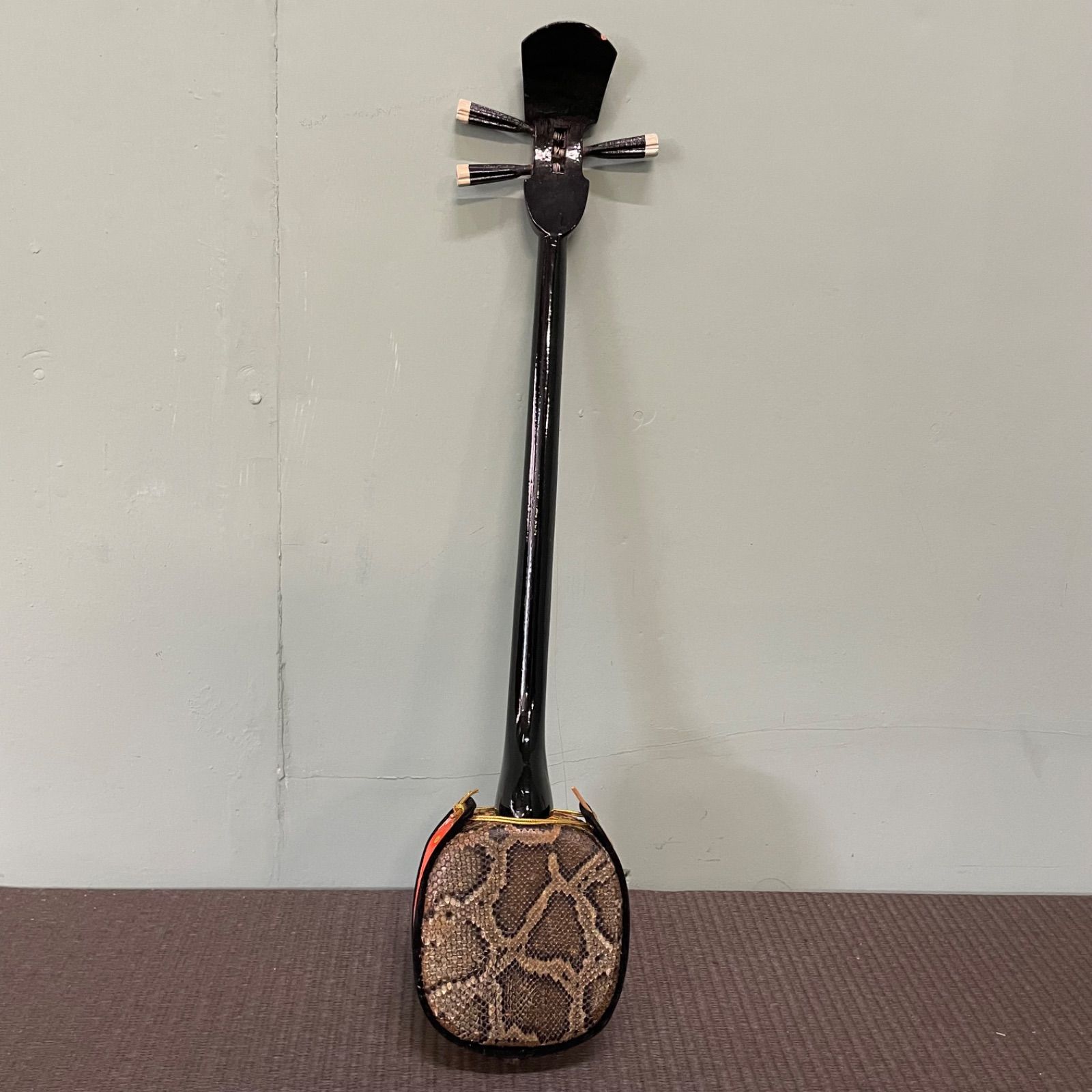 ♭ 沖縄三線 蛇皮線 本皮 蛇皮 三味線 本蛇皮 民族楽器 - メルカリ