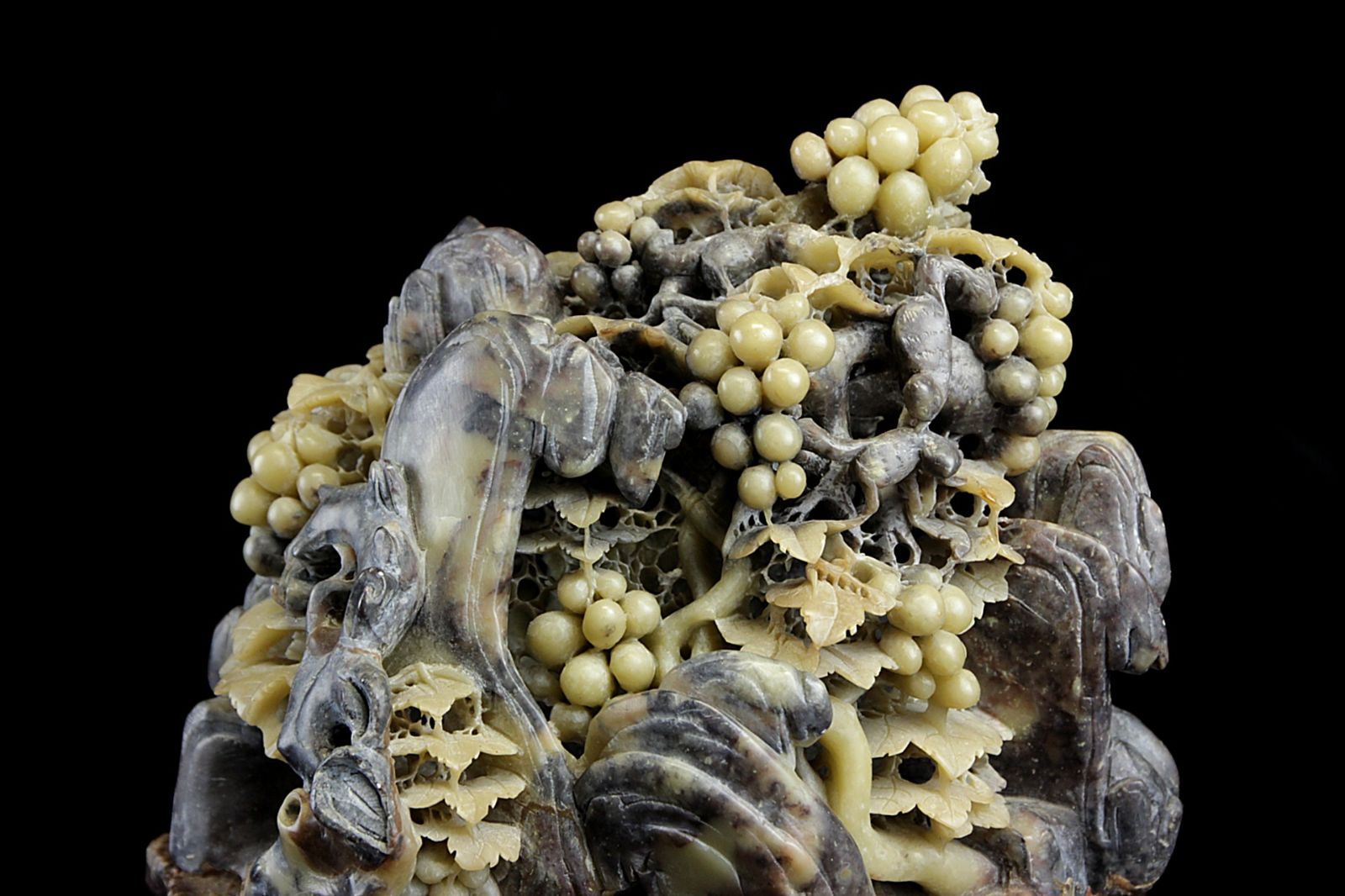 中国古玩 玉製 葡萄彫刻置物 23cm 3170g 寿山石 唐物骨董 楾 F592.7