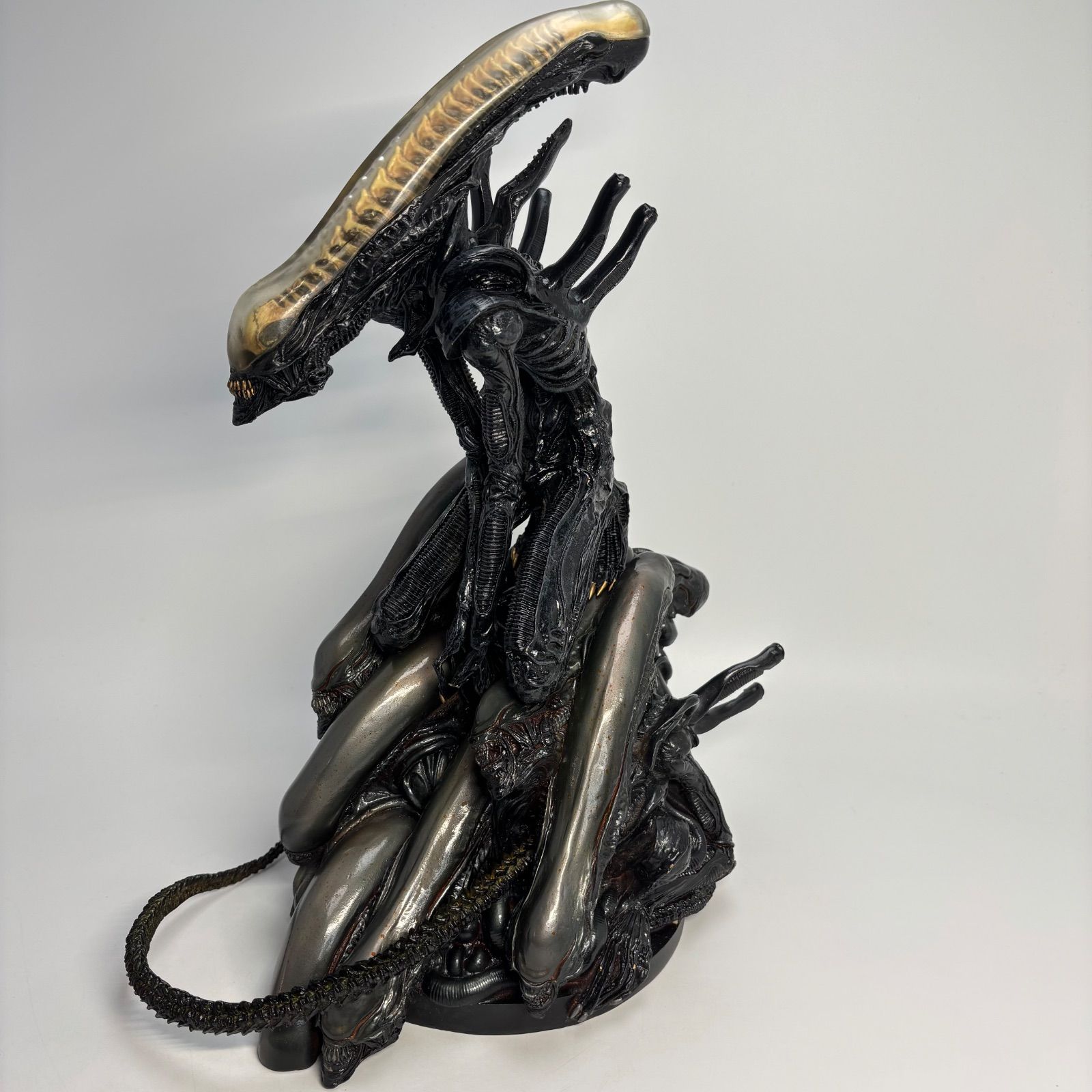 フューチャーモデルズ エイリアンパイル レジンキット スタチュー