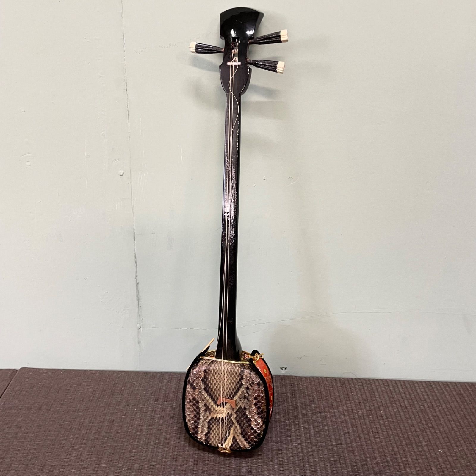 ♭ 沖縄三線 蛇皮線 本皮 蛇皮 三味線 本蛇皮 民族楽器 - メルカリ