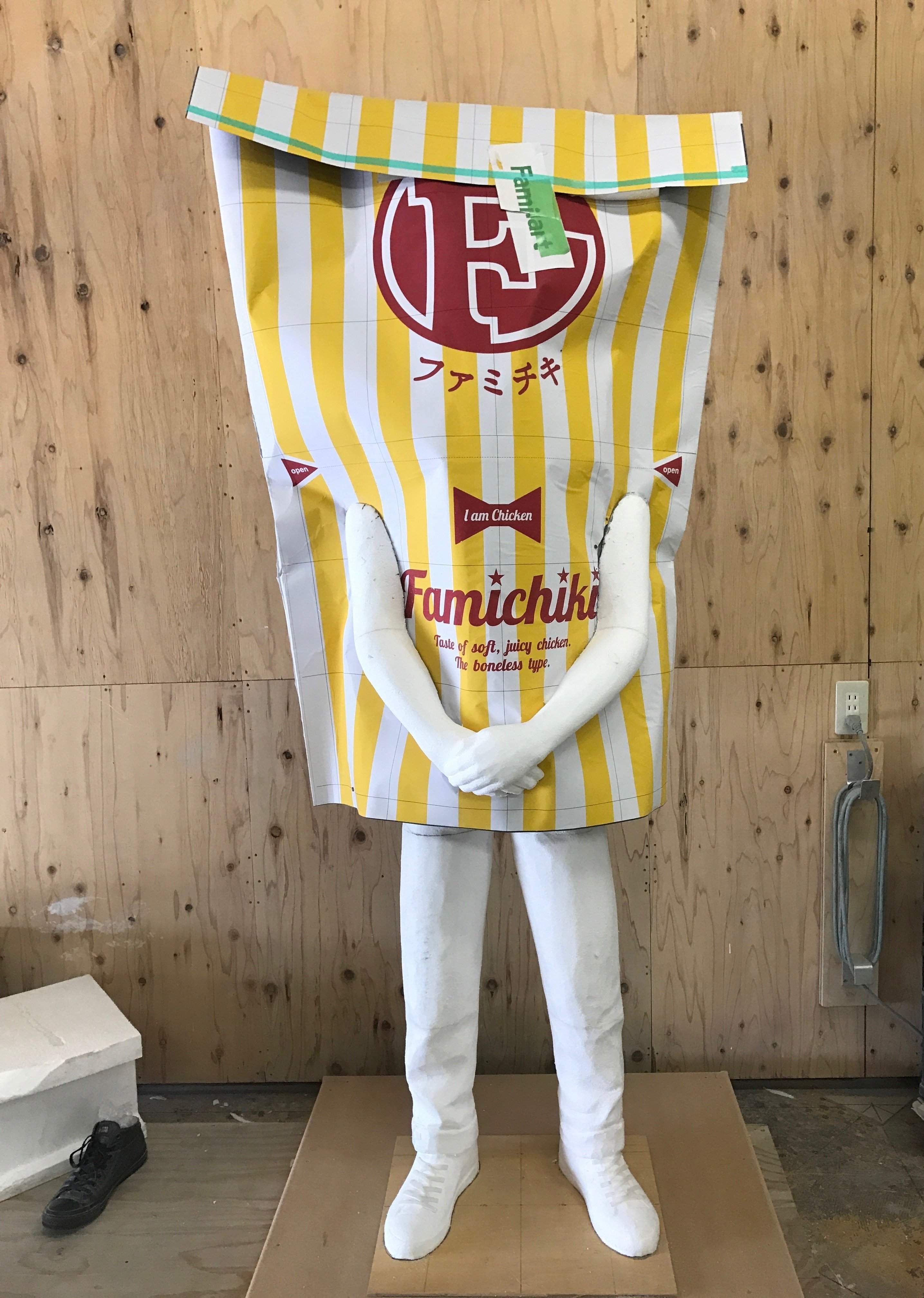 ファミチキ先輩 オブジェ制作｜美術造形制作工房 松丘屋スタジオ