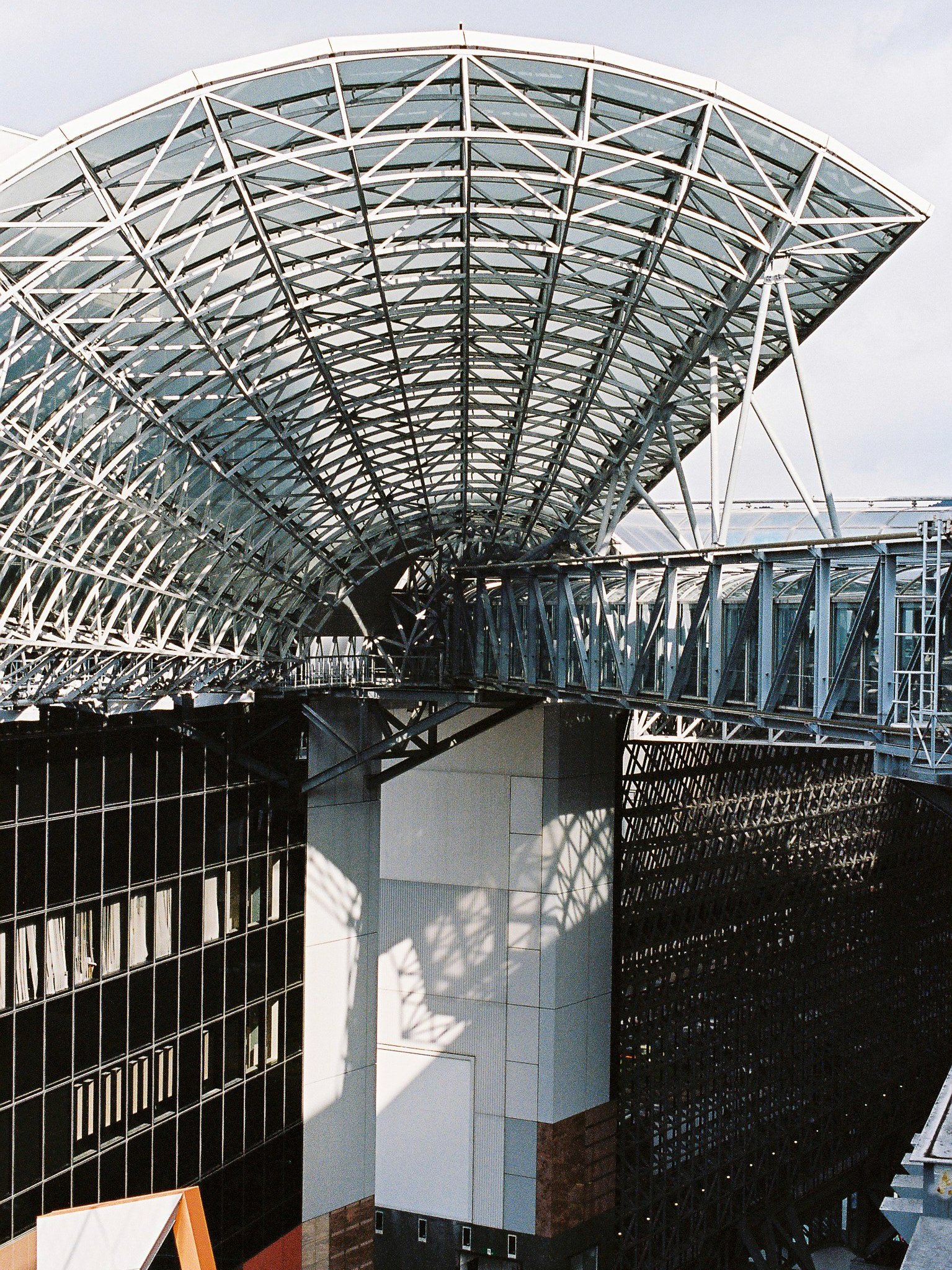 京都駅の屋根」｜会社員とカメラ