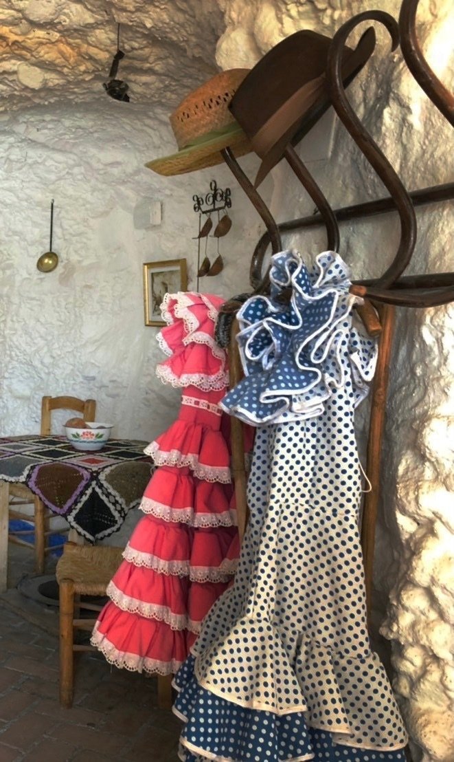 水玉の歴史。可愛い水玉と、毒々しい水玉。｜真城七子