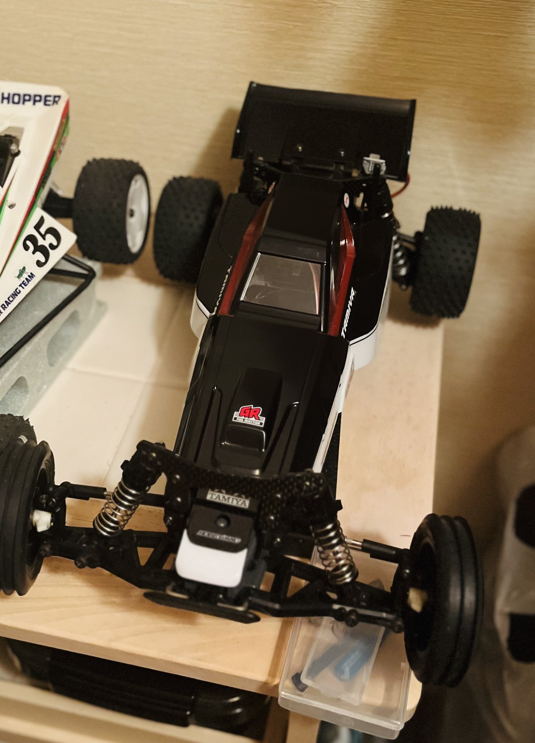 ラジコンのDT-03（レーシングーファイター）をアルファタウリカラーで