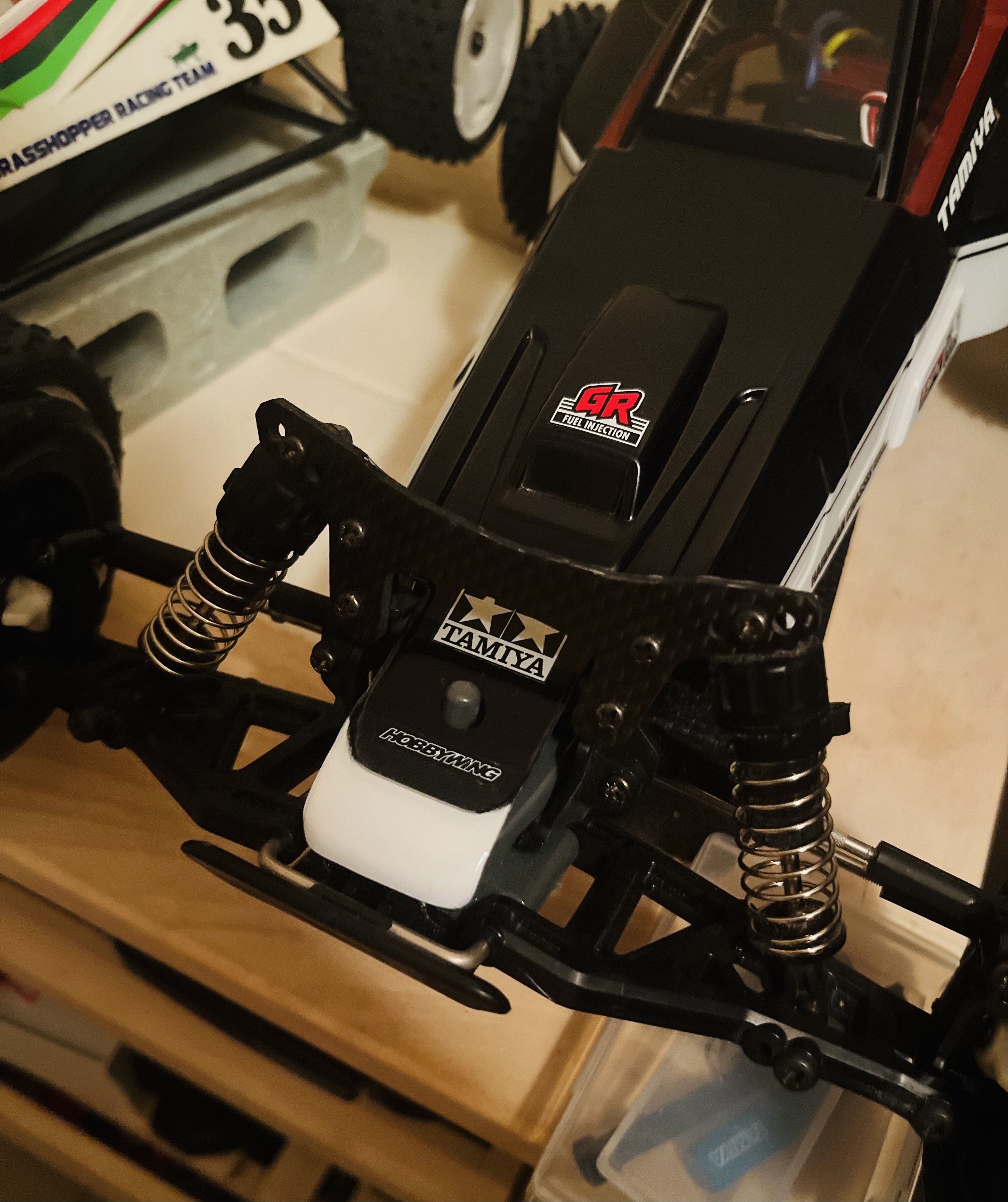 ラジコンのDT-03（レーシングーファイター）をアルファタウリカラーで