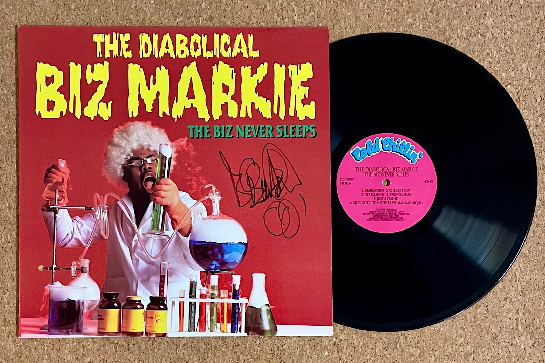 ビズ・マーキーのフィギュアを眺めながらレコードを聴く｜五辺宏明