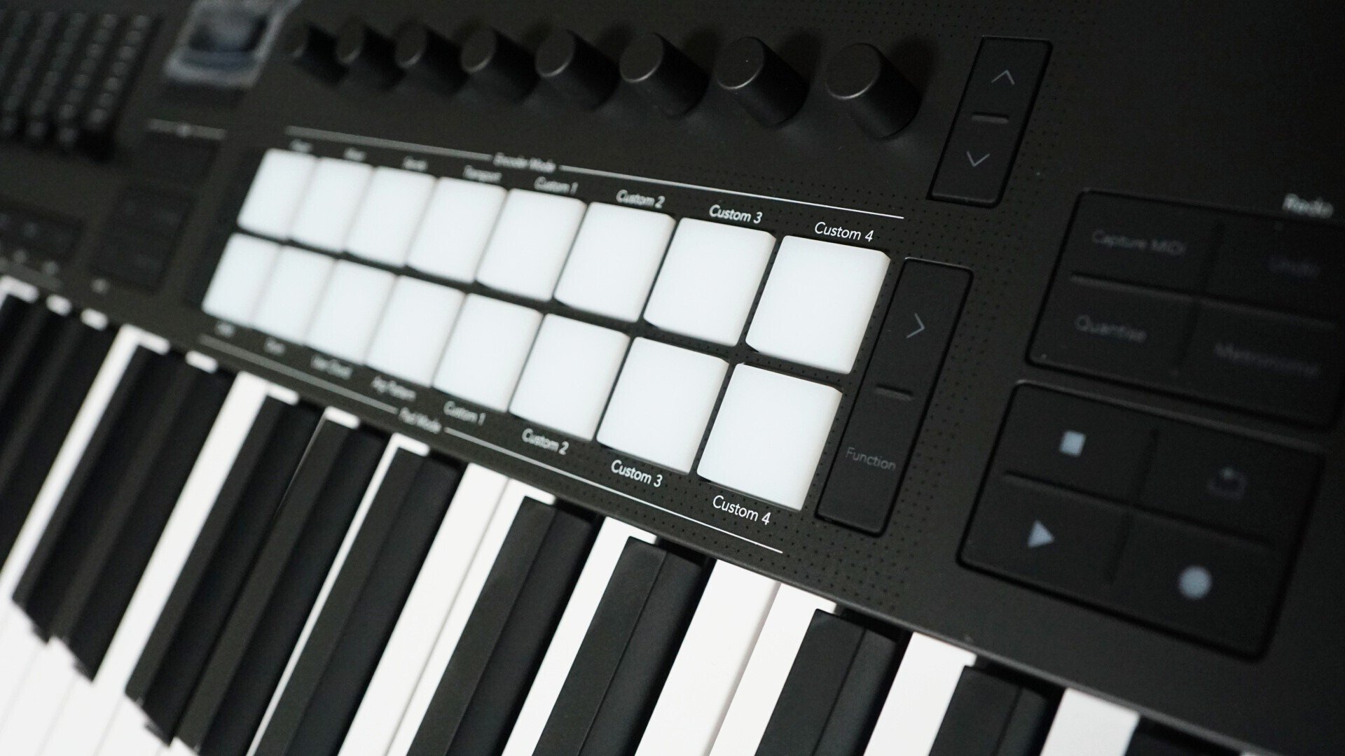 レビュー 】 NOVATION Launchkey 49 MK4 MIDIキーボード｜ぼんちゃん