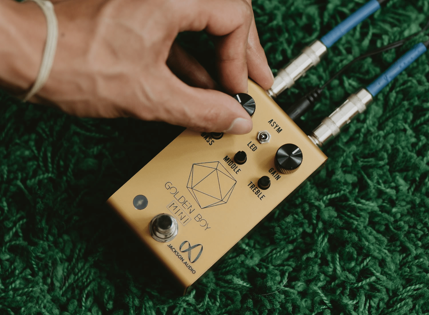 ジャクソン・オーディオによる多機能オーバードライブペダル「GOLDEN