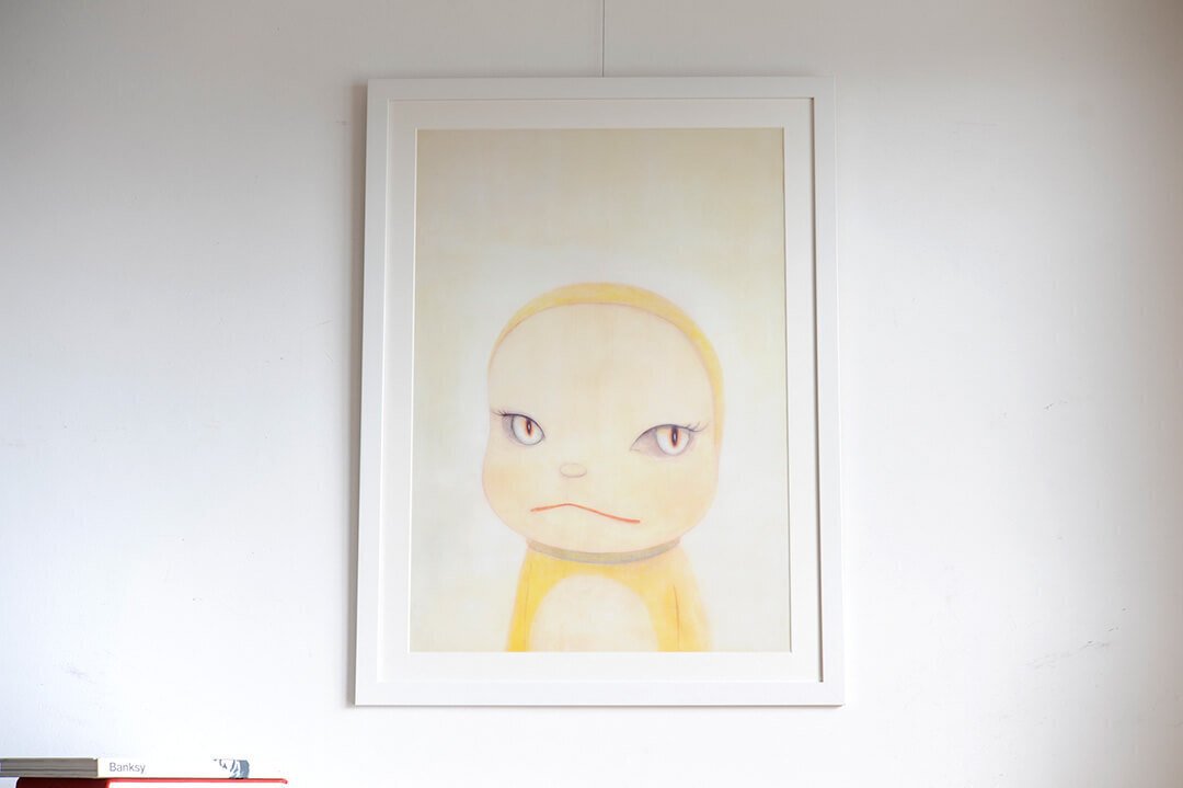 奈良美智の「ジャイアンにリボンをとられたドラミちゃん」を額装しま