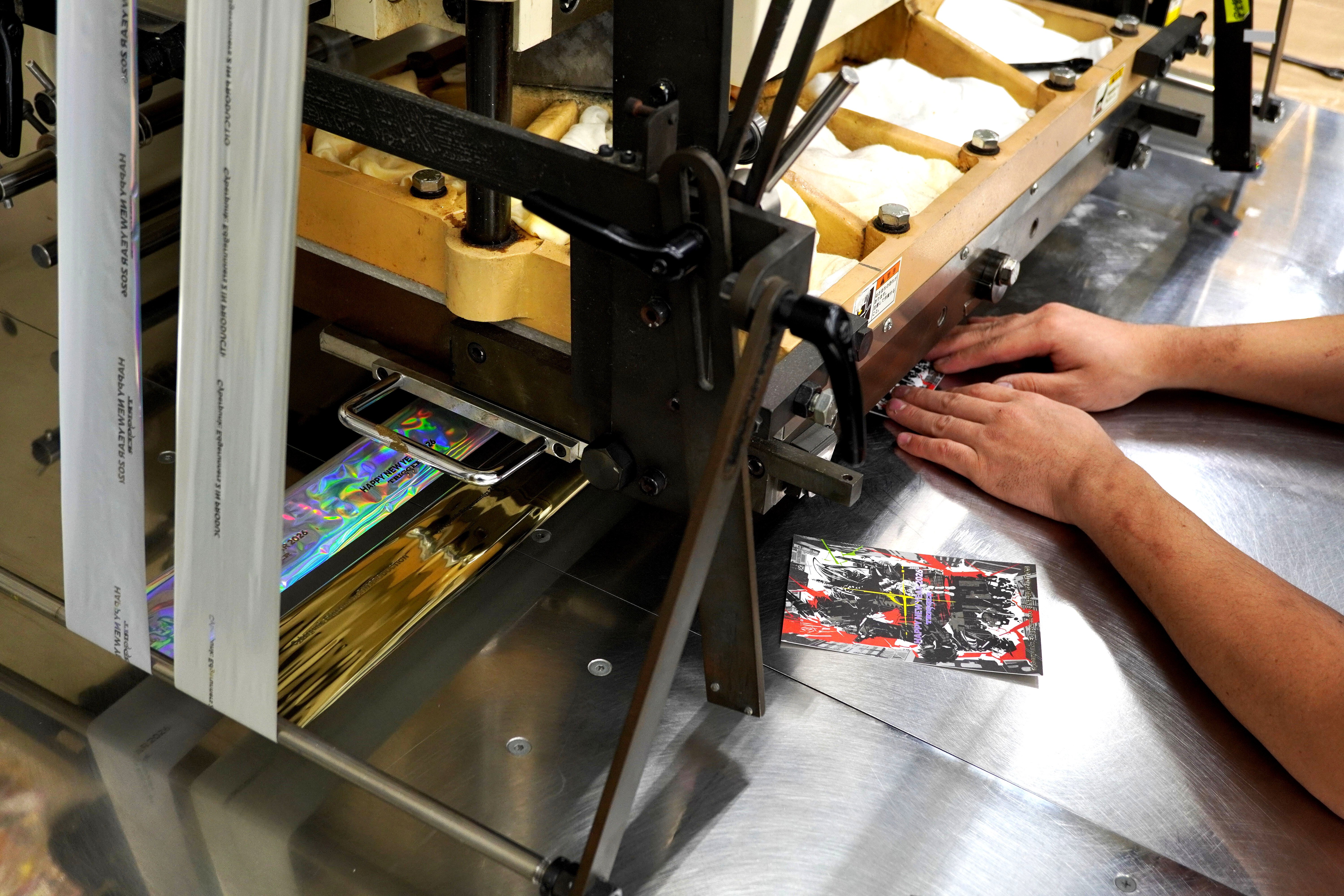 株式会社トリガー 2026年 年賀状 箔押し加工の裏側」｜コスモテック