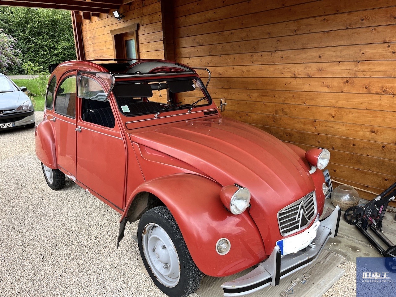 今でもフランス人に愛される「シトロエン2CV」の魅力に触れてみた