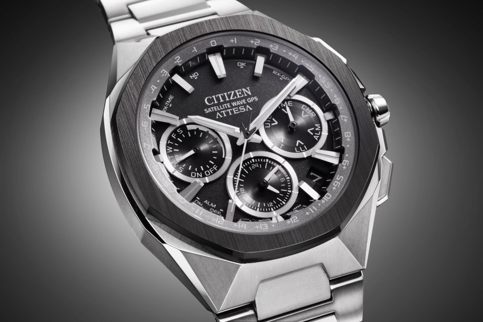 シチズンアテッサ』初、ベゼルにセラミックス素材を採用した光発電エコ