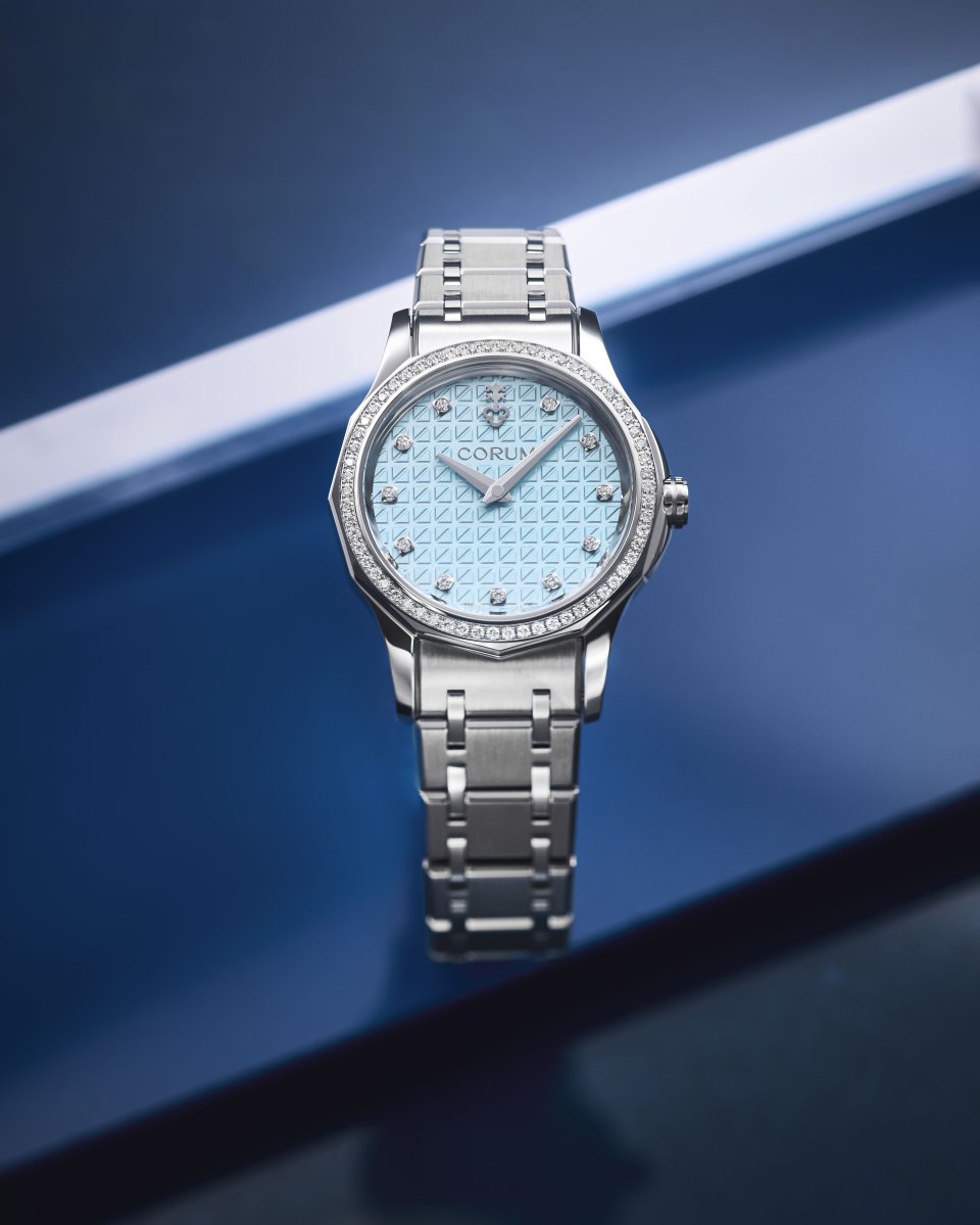 コルムが32mmの『アドミラル』2モデルを発売～ミニマルな2針ダイアルに