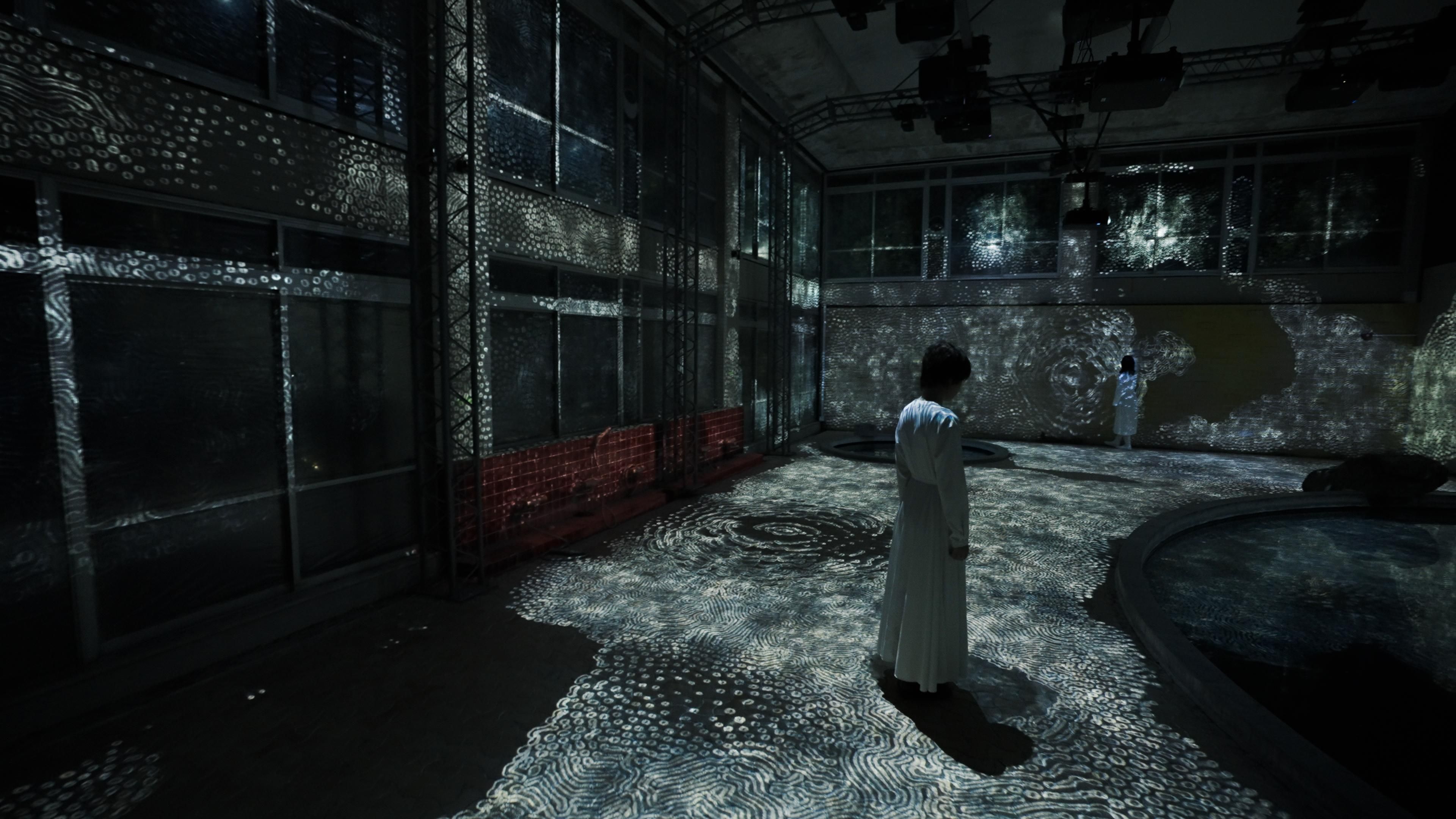 廃墟の湯屋の連続する存在 / Continuous Existence in the Bath House