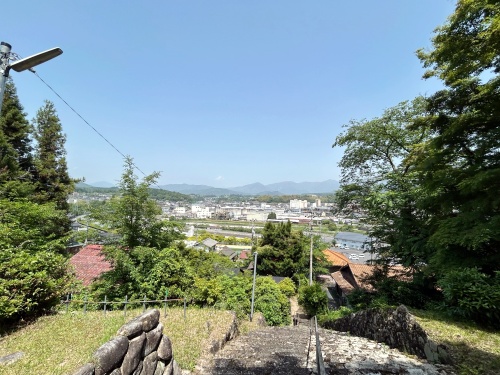 巨石の里の101年前に造られた日本一の石像は大きかった • アスザック