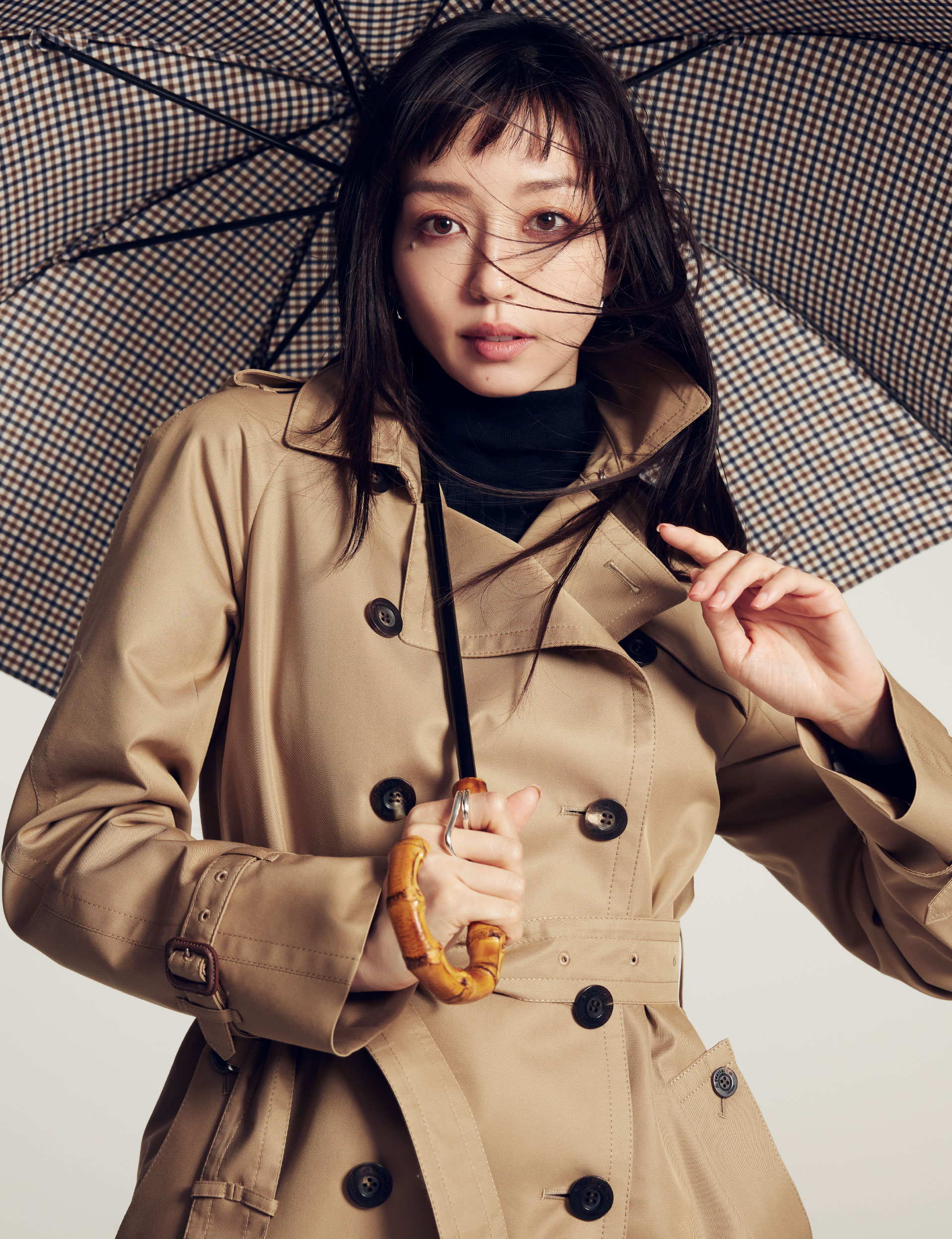 松島花が着る アクアスキュータムトレンチコート