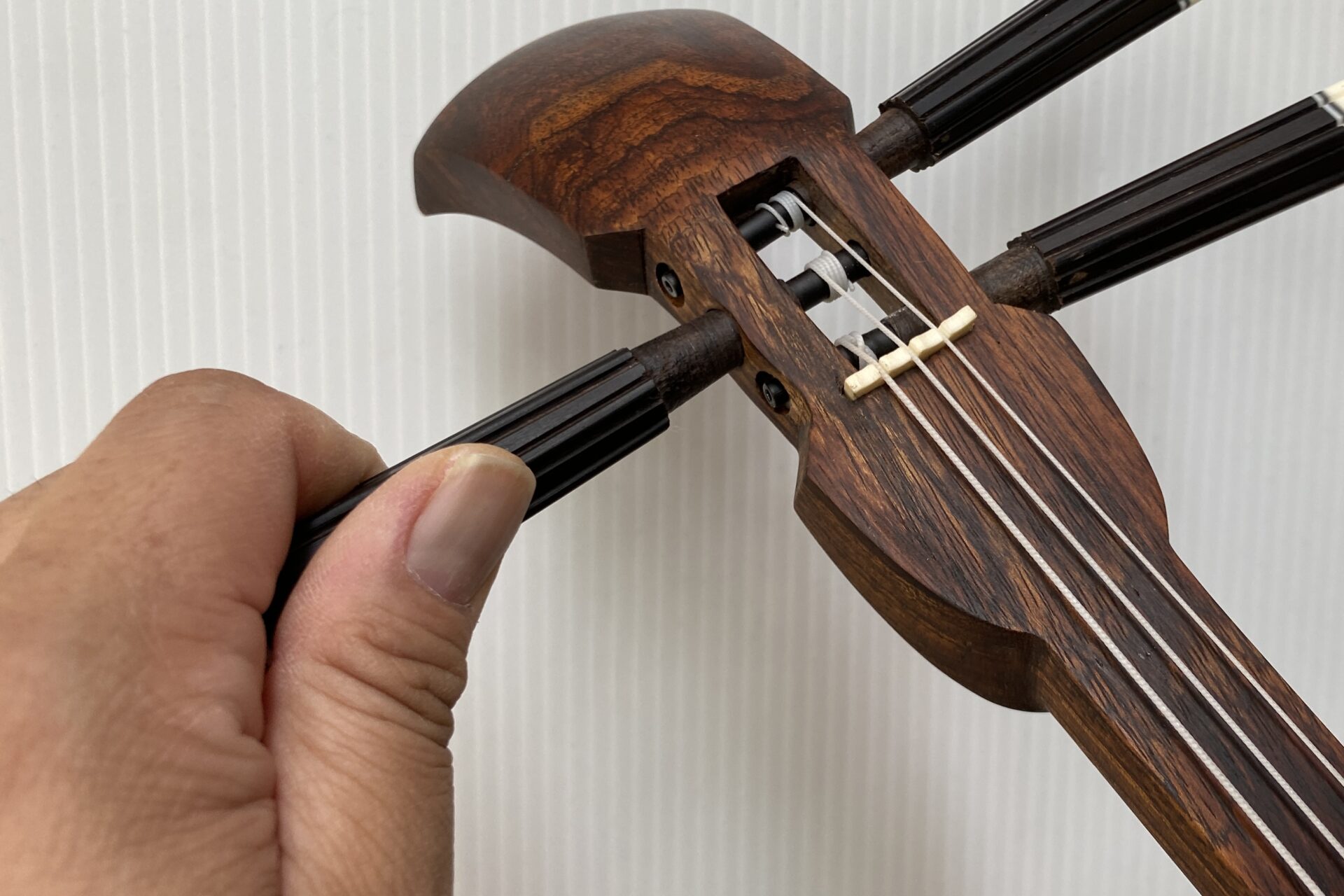 ゆるまないカラクイ （糸巻き）の開発 – 池武当新垣三線店