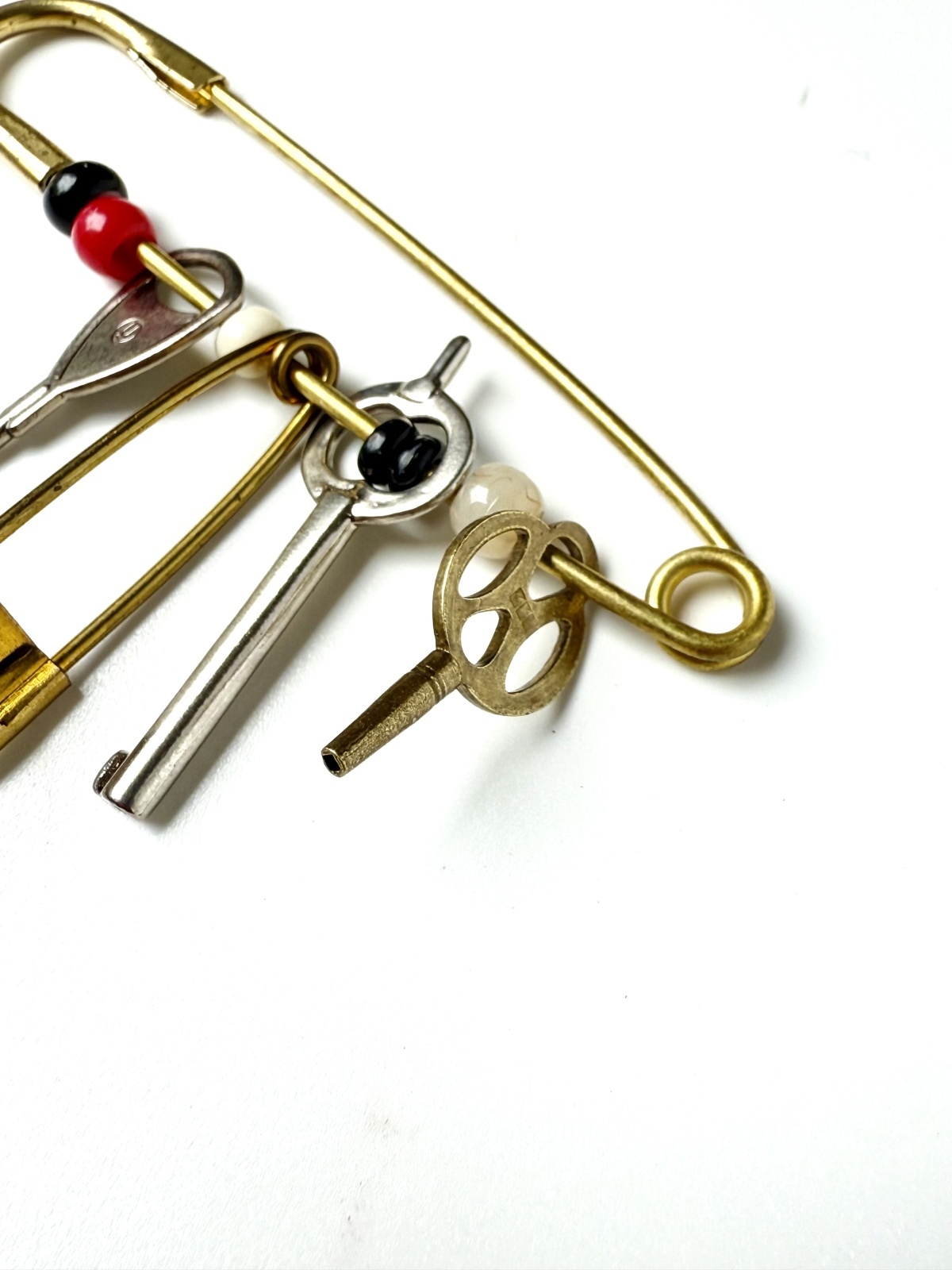 undercover/アンダーカバーの装飾ピン通販｜アーキビスト