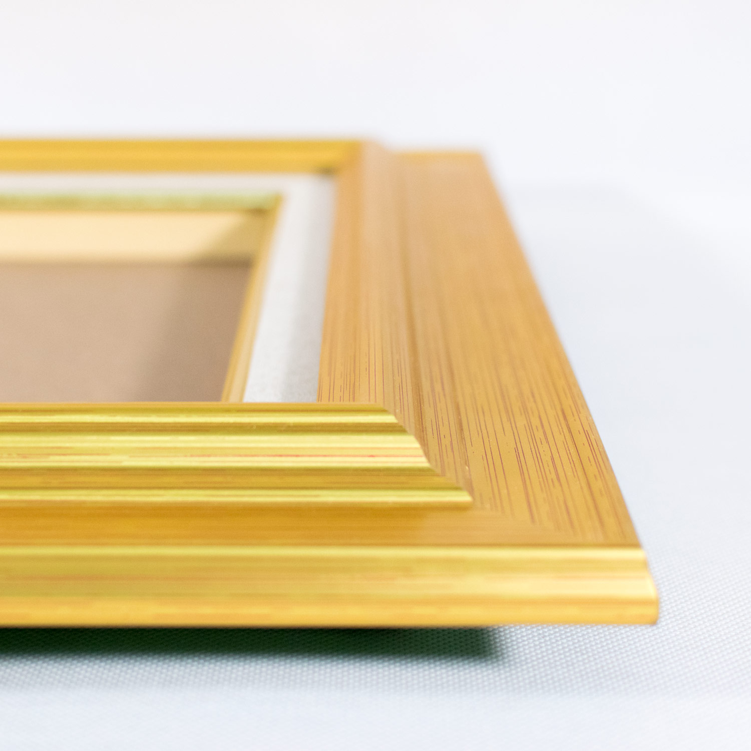 油彩オーダーフレーム ゴールド レッドヘアライン加工 161 | 額縁の