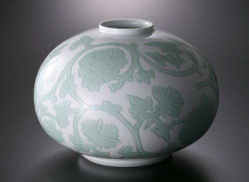 人間国宝 井上萬二 白磁緑釉牡丹彫文菓子鉢 r54 井上萬