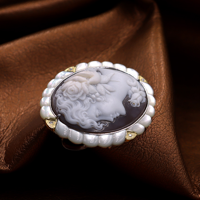 カメオ彫刻家リパ氏彫刻 白蝶貝枠付きカメオブローチ＆ネックレス製品