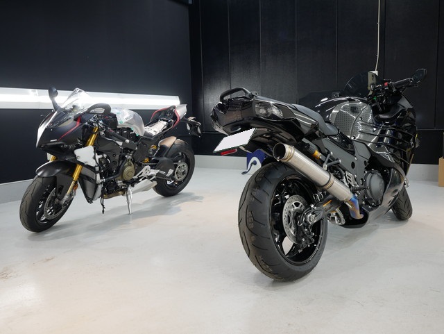 バイク ZX-14R／CERAMIC PRO 9H コーティング施工 ｜ 大阪のガラス