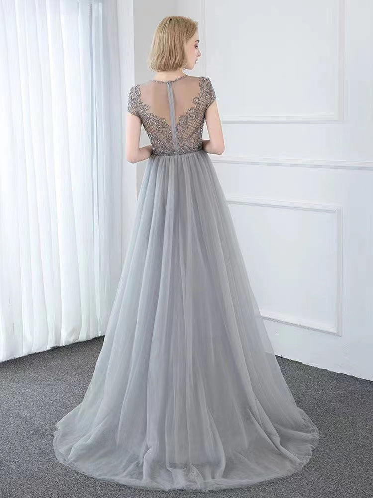 結婚式ドレスはAラインのミモレ丈レースで上品に、オーダーメイド可で