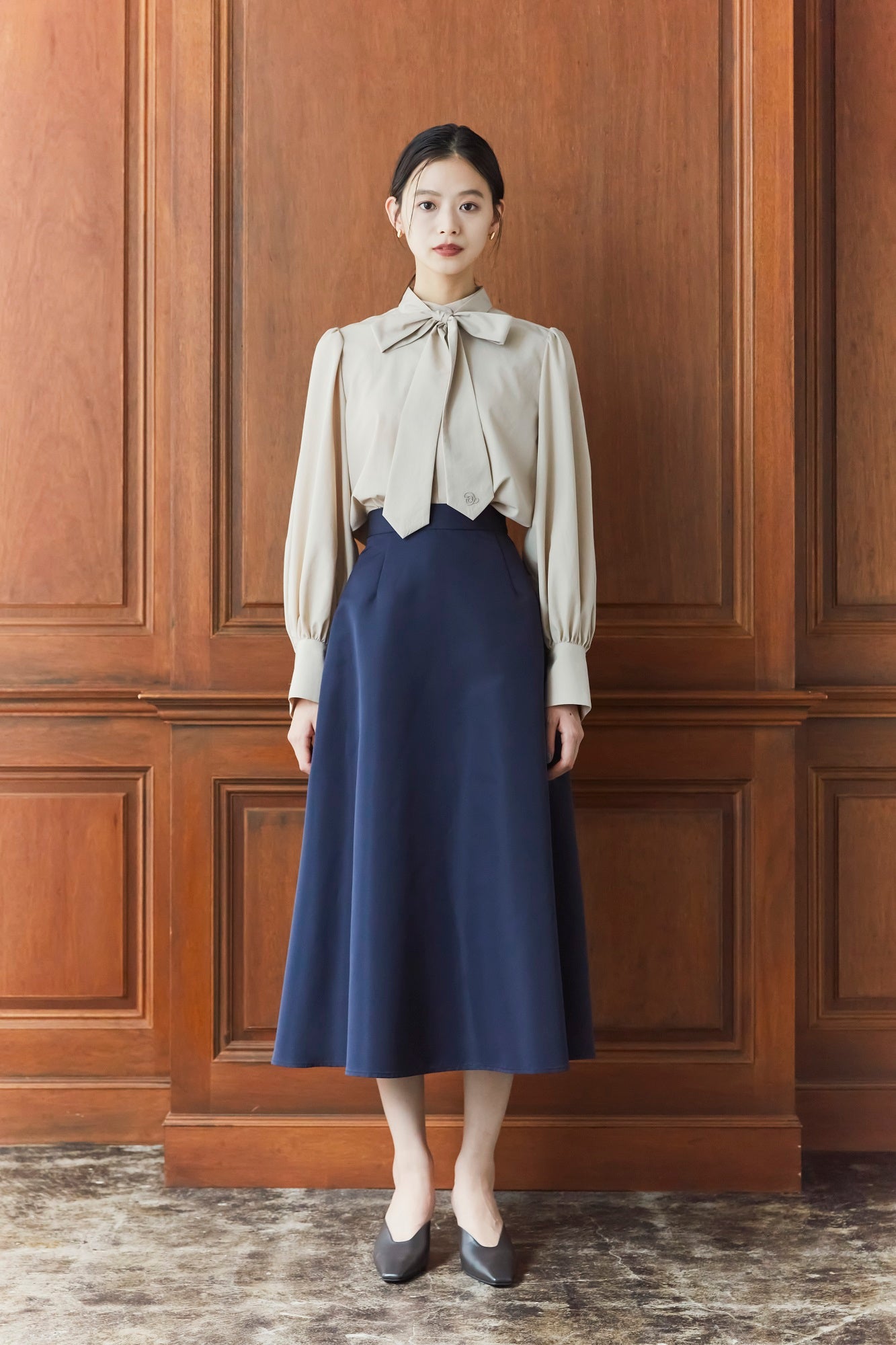 Audire bowtie volume blouse(VERY別注) (Beige)