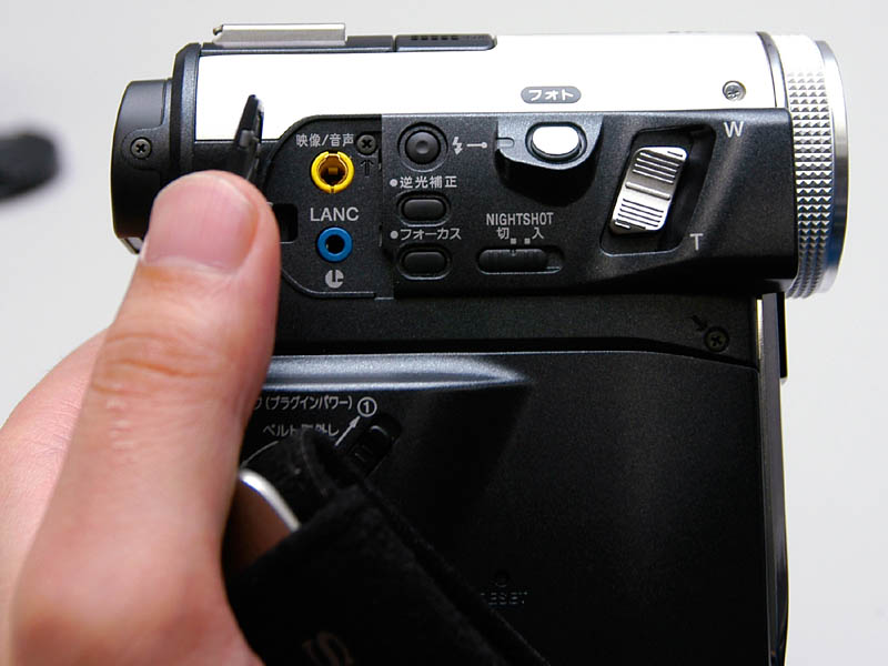 ソニー、クラス最小ボディの300万画素CCDハンディカム