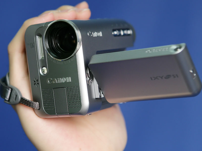 キヤノン、430万画素原色CCD搭載の「IXY DV M5」